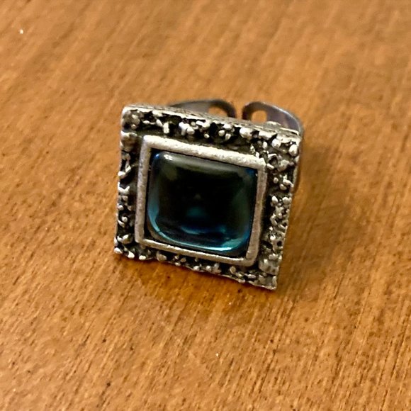 Artisanal ring with a blue stone - Picture 1 of 4